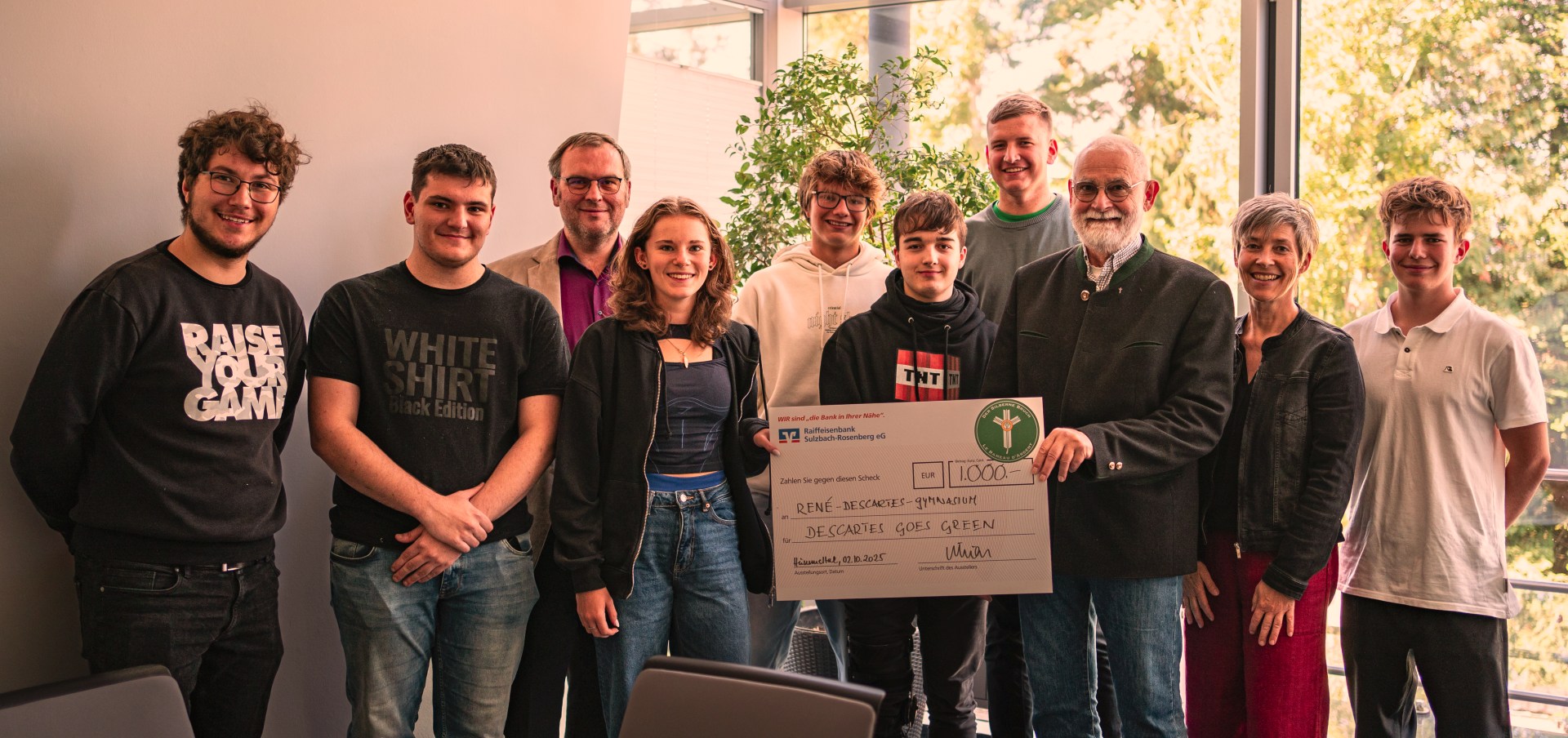 Symbolische Scheckübergabe der Stiftung Wald, Wild und Flur in Europa an das René-Descartes-Gymnasium Neuburg
