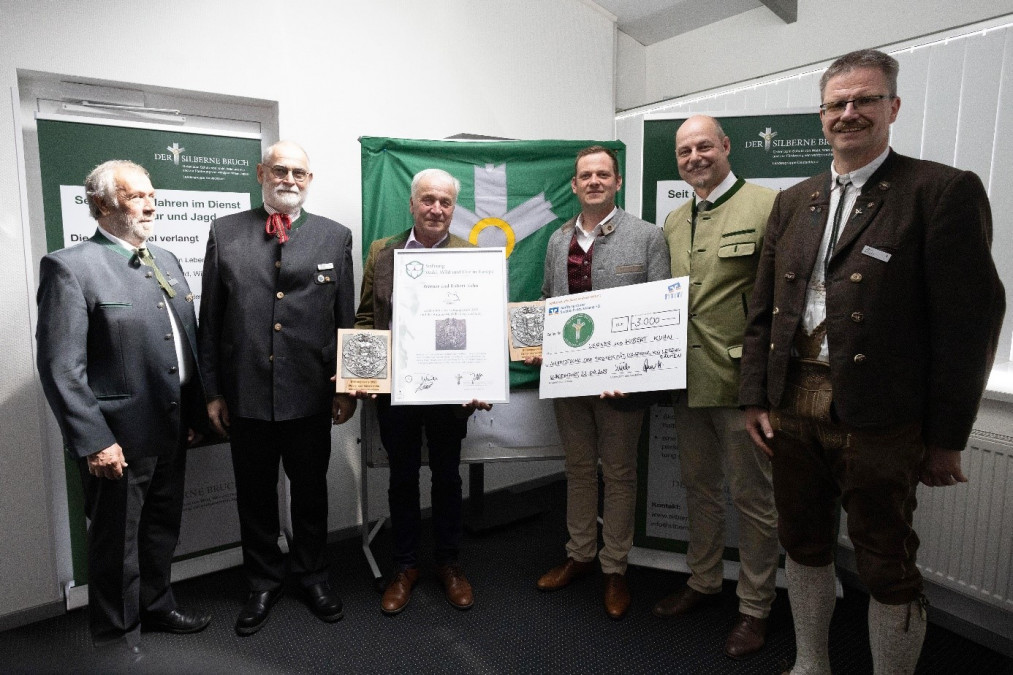 Abbildung 1: Josef Pr&uuml;ll (Vorsitzender des Stiftungsrats), Harald Kilias (Vorsitzender des Stiftungsvorstands), Preistr&auml;ger Werner und Hubert Kuhn, Laudator Heiko Hornung, J&ouml;rg Richter (Landesobmann Deutschland) (v. l. n. r.; Foto Thomas Steenweg)
